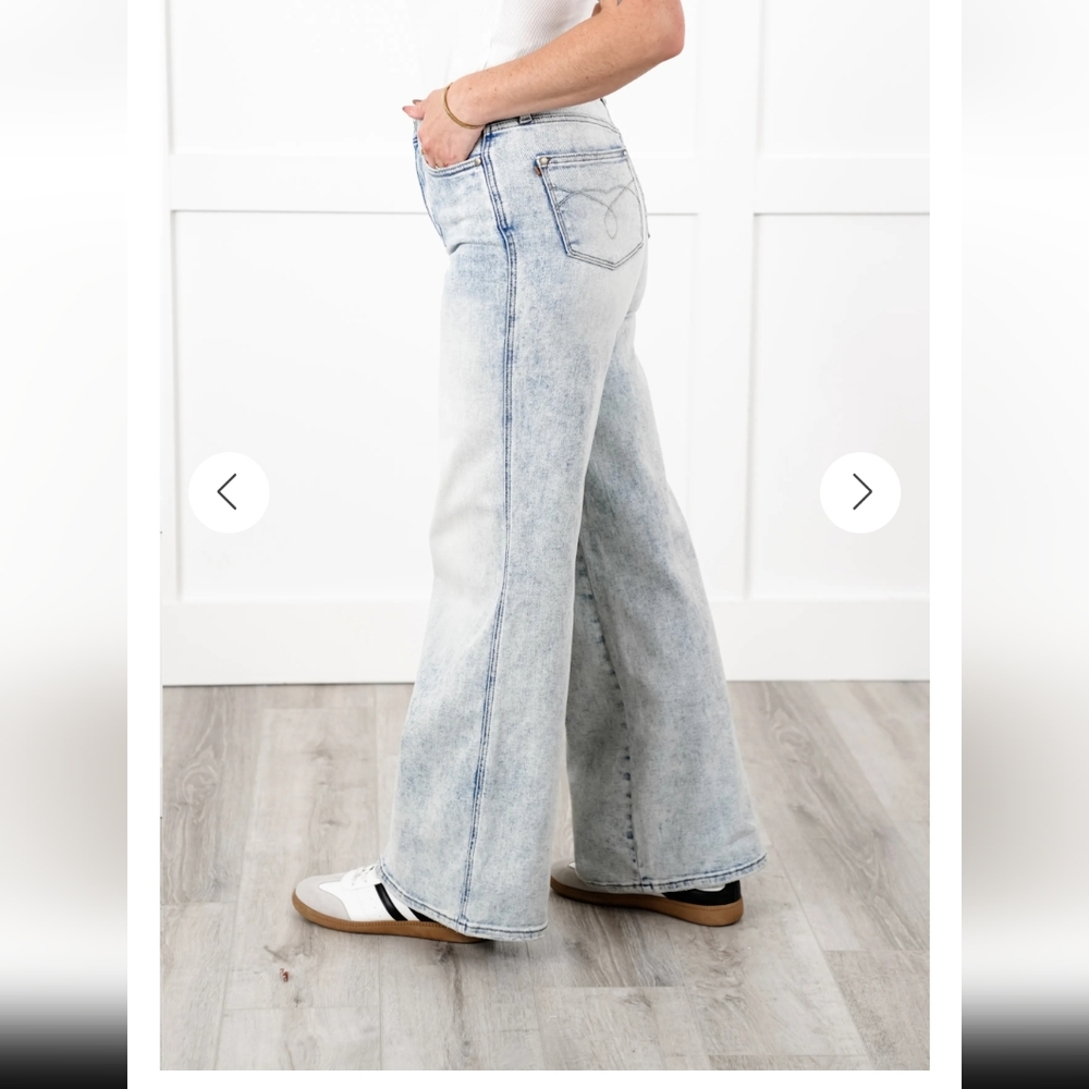 Classic Light Blue Women's Jeans - Picture 3 of 7